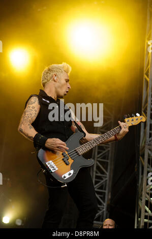 Green Day riproduce l'Emirates Stadium il 01/06/2013 presso l'Emirates Stadium, Londra. Persone nella foto: Mike Dirnt. Foto di Julie Edwards Foto Stock