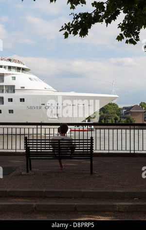 La gente sulla riva guarda come nave da crociera Silver Cloud passa nuove scale, Wapping sul suo modo di nascita nella piscina di Londra Foto Stock