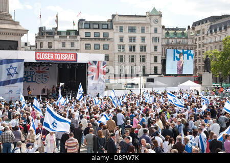 Londra, Regno Unito. 2 Giugno 2013. Centinaia di persone che prendono parte su 'più vicino a Israele' evento in Trafalgar Square per celebrare Israele il sessantacinquesimo anniversario. London, England, Regno Unito, GB. Credito: Adina Tovy/Alamy Live News Foto Stock