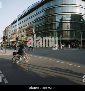 Berlino. Germania. Galeries Lafayette edificio da Jean Nouvel nel punto di intersezione tra la Friedrichstrasse & Französischer Strasse Foto Stock