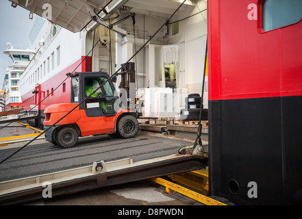 Carrello elevatore scarica grande nave passeggeri attraverso l'apertura lato rampa Foto Stock