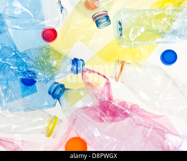 Le bottiglie e i sacchetti di plastica sullo sfondo Foto Stock