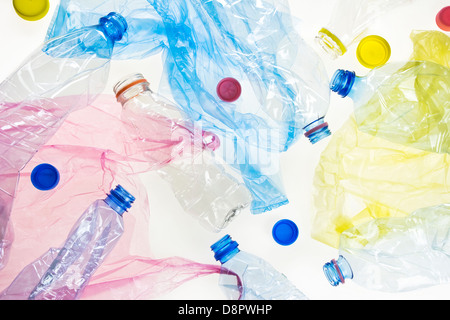 Le bottiglie e i sacchetti di plastica sullo sfondo Foto Stock
