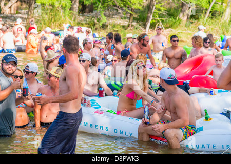 River Tubing Party per il weekend del Memorial Day 2013, Concan, Texas, Stati Uniti d'America Foto Stock