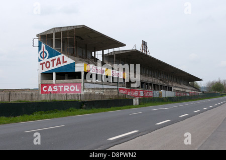 I resti di una parte dell'Reims-Gueux circuito Racing accanto a una strada locale nel nord della Francia. Foto Stock