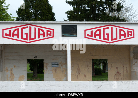 I resti di una parte del box del Reims-Gueux Racing circuito nel nord della Francia. Foto Stock