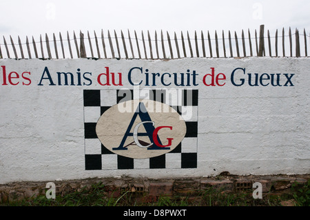 Les Amis du Circuit de Gueux sono il ripristino e preservando la Reims-Gueux Racing circuito nel nord della Francia. Foto Stock