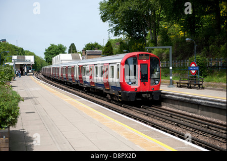 Metropolitana formata da otto auto S8 magazzino a Chorleywood stazione ferroviaria, Hertfordshire, Regno Unito Foto Stock