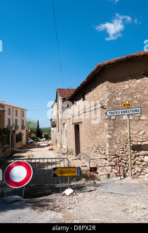 Una strada chiusa per lavori stradali in un piccolo villaggio francese. Foto Stock