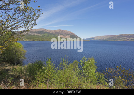 Vista del Loch Lochy in una giornata di sole Foto Stock