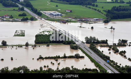 Kolbermoor, Germania. Il 3 giugno 2013. La terra e l'autostrada A8 sono inondate intorno a Kolbermoor, Germania, 03 giugno 2013. Le piogge stanno causando gravi inondazioni in Baviera e in altre zone della Germania. Foto: PETER KNEFFEL/dpa/Alamy Live News Foto Stock