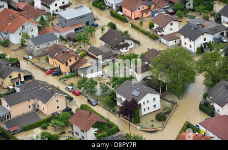 Kolbermoor, Germania. Il 3 giugno 2013. La terra è inondata intorno a Kolbermoor vicino a Rosenheim, Germania, 03 giugno 2013. Le piogge stanno causando gravi inondazioni in Baviera e in altre zone della Germania. Foto: PETER KNEFFEL/dpa/Alamy Live News