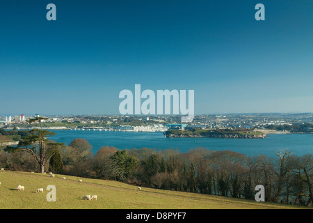 Plymouth e Plymouth Sound da Mount Edgcumbe Country Park Foto Stock