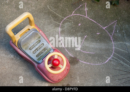 Bambini disegno di gesso e toy car Foto Stock