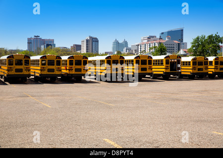 Tipico American School bus vista posteriore in una riga a Houston in Texas Foto Stock