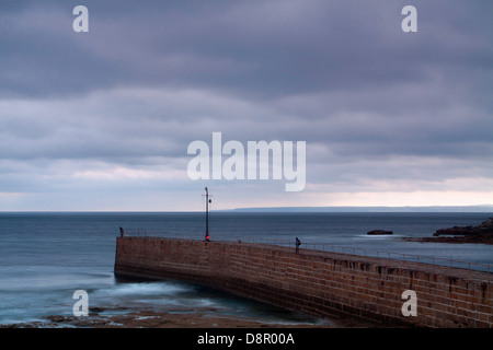Porthleven Harbour e Mounts Bay, Porthleven, Cornwall Foto Stock
