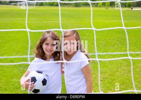 Calcio ragazze kid giocando su sport outdoor campo Foto Stock