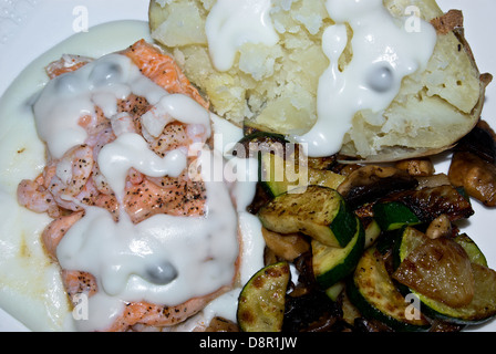 Baby gamberetti arrotolata ripiena trota arcobaleno capperi in salsa alla panna stir-Frittura di zucchine patate al forno Foto Stock