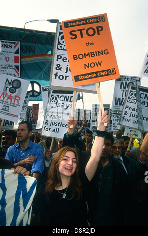 Marzo & rally contro il bombardamento di Afghanistan dopo gli attacchi terroristici contro gli Stati Uniti dell'11 settembre. 13 ottobre 2001, Londra, Regno Unito. Foto Stock