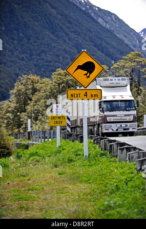 Kiwi segno di attenzione sulla strada di Arthurs Pass nelle Alpi del Sud dell'Isola del Sud della Nuova Zelanda Foto Stock