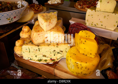 Sicilia alimentari - molti tipi di tradizionale formaggio siciliano, mercato alimentare di Ortigia, Siracusa, Sicilia, Italia Foto Stock