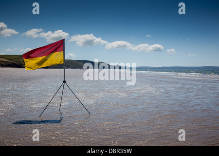 Bagnino bandiera sulla spiaggia Newgale, Pembrokeshire, Galles Foto Stock