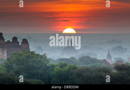 Alcune delle 4000 antichi templi sulla pianura di Bagan (o pagane) in Birmania o Myanmar). Un sito Patrimonio Mondiale dell'UNESCO. Foto Stock