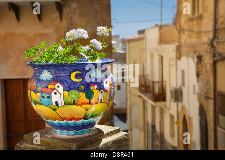 Ceramiche siciliane come decorazione in città vecchia Sciacca, Sicilia, Italia Foto Stock