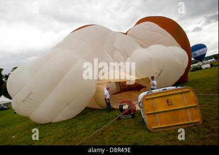 Churchill palloncino gonfiato i palloni ad aria calda al Bristol International Balloon Festival 2011 Ieri . Oltre 500 000 persone sono attese a frequentare i 4 giorni della manifestazione presso Ashton Court station wagon. Foto Stock