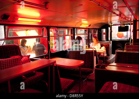 Il Big Bus Rosso - un ex numero 30 double decker bus. Non più in uso, è stato trasformato in una pizzeria. Foto Stock