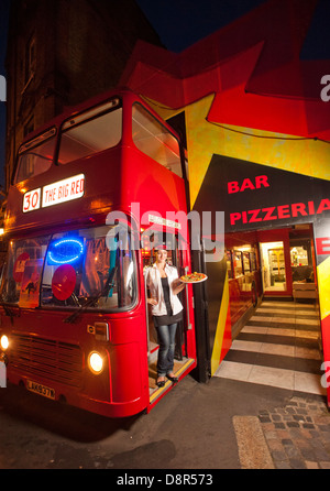 Il Big Bus Rosso - un ex numero 30 double decker bus. Non più in uso, è stato trasformato in una pizzeria. Foto Stock