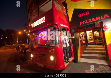 Il Big Bus Rosso - un ex numero 30 double decker bus. Non più in uso, è stato trasformato in una pizzeria. Foto Stock