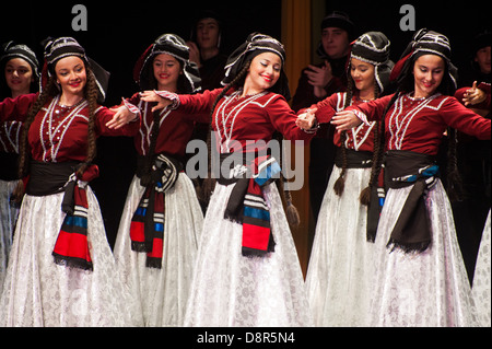 Georgian bambini vestiti con costumi tradizionali di danza folklore spettacolo di danza sul palco. Foto Stock
