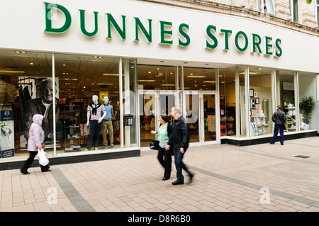 Dunnes Store, un irlandese in base abbigliamento e un negozio di alimentari. Foto Stock