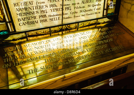 Placca di ottone al di sotto di una finestra di vetro colorato che commemora i soldati da WW1 in Belfast City Hall. Foto Stock