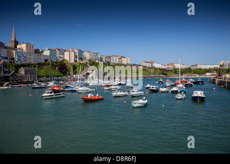 Barche nel porto di Tenby, Pembrokeshire, Galles Foto Stock