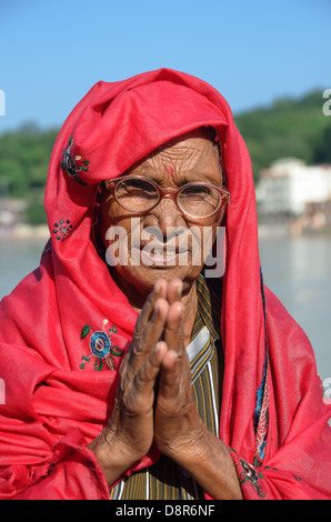 Pellegrino la donna nel fiume Gange, Rishikesh, India Foto Stock