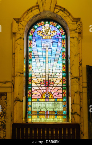 Le vetrate colorate che commemora i soldati da WW2 in Belfast City Hall. Foto Stock