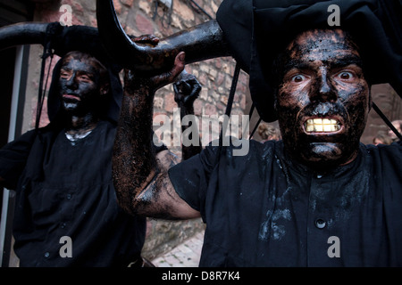 Il carnevale. I Demoni di Luzon. Due demoni a vagare per le strade di Luzon. Foto Stock