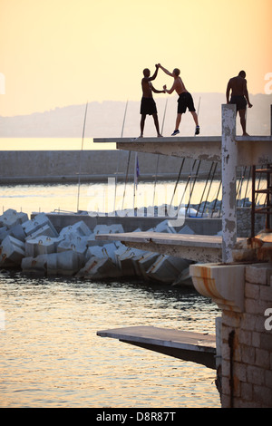 I giovani si gioca su una scheda di immersioni in Nizza, Francia Foto Stock