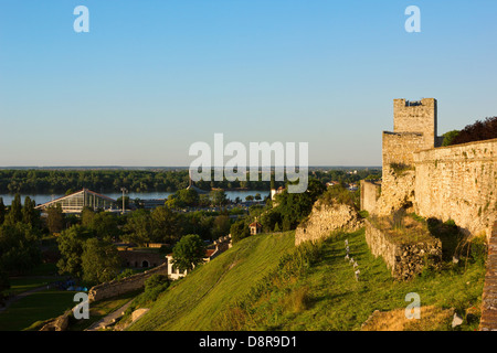Belgrado vista panoramica verso il fiume Danubio dal Parco Kalemegdan con mura illuminate dal sole al tramonto. Foto Stock