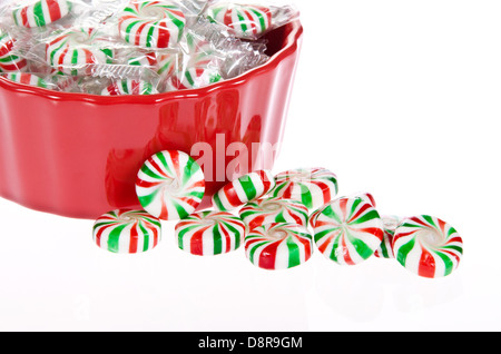 Caramelle di menta piperita e recipiente rosso su bianco Foto Stock