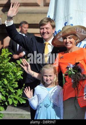 Dutch King Willem-Alexander, Regina Maxima e una ragazza da Wiesbaden chiamato Maxima onda per la folla di Wiesbaden, Germania, 03 giugno 2013. L'Olandese royal giovane è su una due giorni di visita in Germania. Foto: NICOLAS ARMER Foto Stock