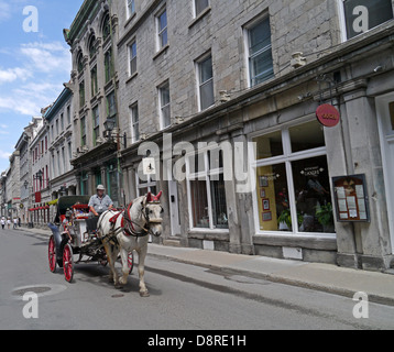 Carro trainato da cavalli nella vecchia Montreal Foto Stock