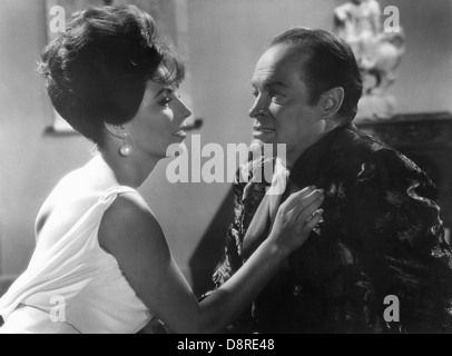 Bob Hope e Joan Collins sul set del film "La strada per Hong Kong", gli artisti uniti, 1962 Foto Stock