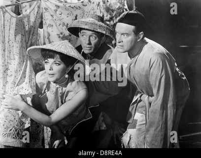 Bob Hope, Joan Collins e Bing Crosby sul set del film "La strada per Hong Kong", gli artisti uniti, 1962 Foto Stock