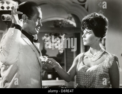 Bob Hope e Joan Collins sul set del film "La strada per Hong Kong", gli artisti uniti, 1962 Foto Stock