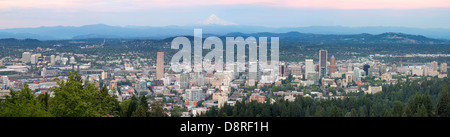 Portland Oregon Downtown Cityscape con Del Monte Cofano durante il panorama al tramonto Foto Stock