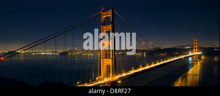 Sentieri di luce su San Francisco Golden Gate Bridge al Blue ora sera Panorama Foto Stock