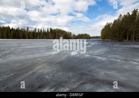 Scioglimento del ghiaccio del lago a Spring Thaw , Finlandia Foto Stock